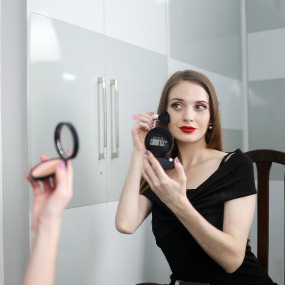 Brown Bronzer and Contour Compact with Smooth Texture - Picture 13 of 15